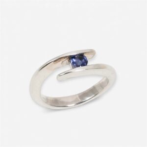 Anillo de plata y iolita