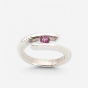 Anillo de plata y granate rubelita