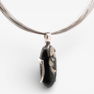 Penjoll de plata i jade negre amb inclusions de pirita